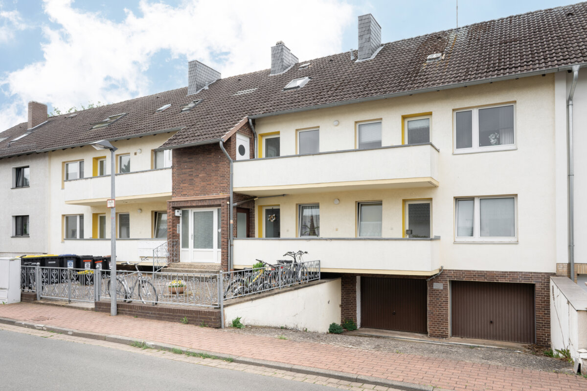 Im Bultfeld 58/59, Mehrfamilienhaus bei Hannover mit 10 Wohnungen, 4 Garagen und Ausbaupotenzial.