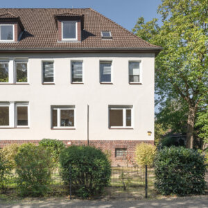 Alternative view of Thönser Straße 4, Wie ein Haus: Sanierte 4-Zimmer-Wohnung mit Garten, Garage u. 3 weiteren Räumen (ca. 53 m²) im DG.