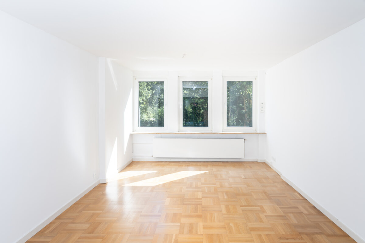 Thönser Straße 4, Wie ein Haus: Sanierte 4-Zimmer-Wohnung mit Garten, Garage u. 3 weiteren Räumen (ca. 53 m²) im DG.