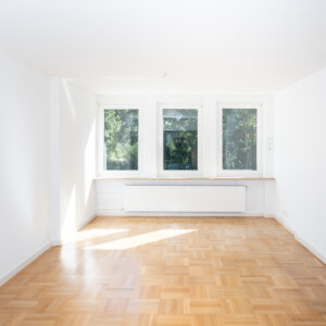 Thönser Straße 4, Wie ein Haus: Sanierte 4-Zimmer-Wohnung mit Garten, Garage u. 3 weiteren Räumen (ca. 53 m²) im DG.